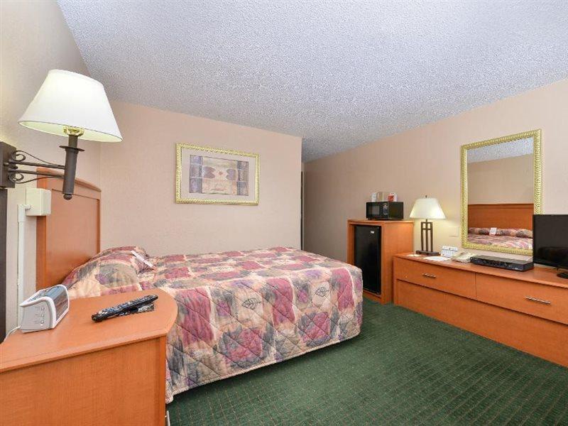 Super 8 By Wyndham Casper West By The River Exterior photo