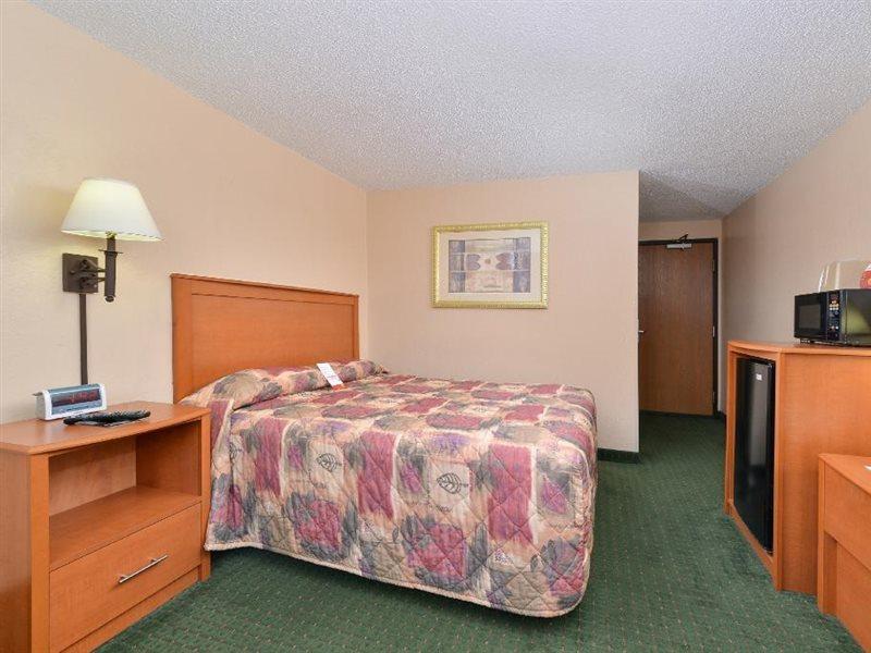 Super 8 By Wyndham Casper West By The River Exterior photo