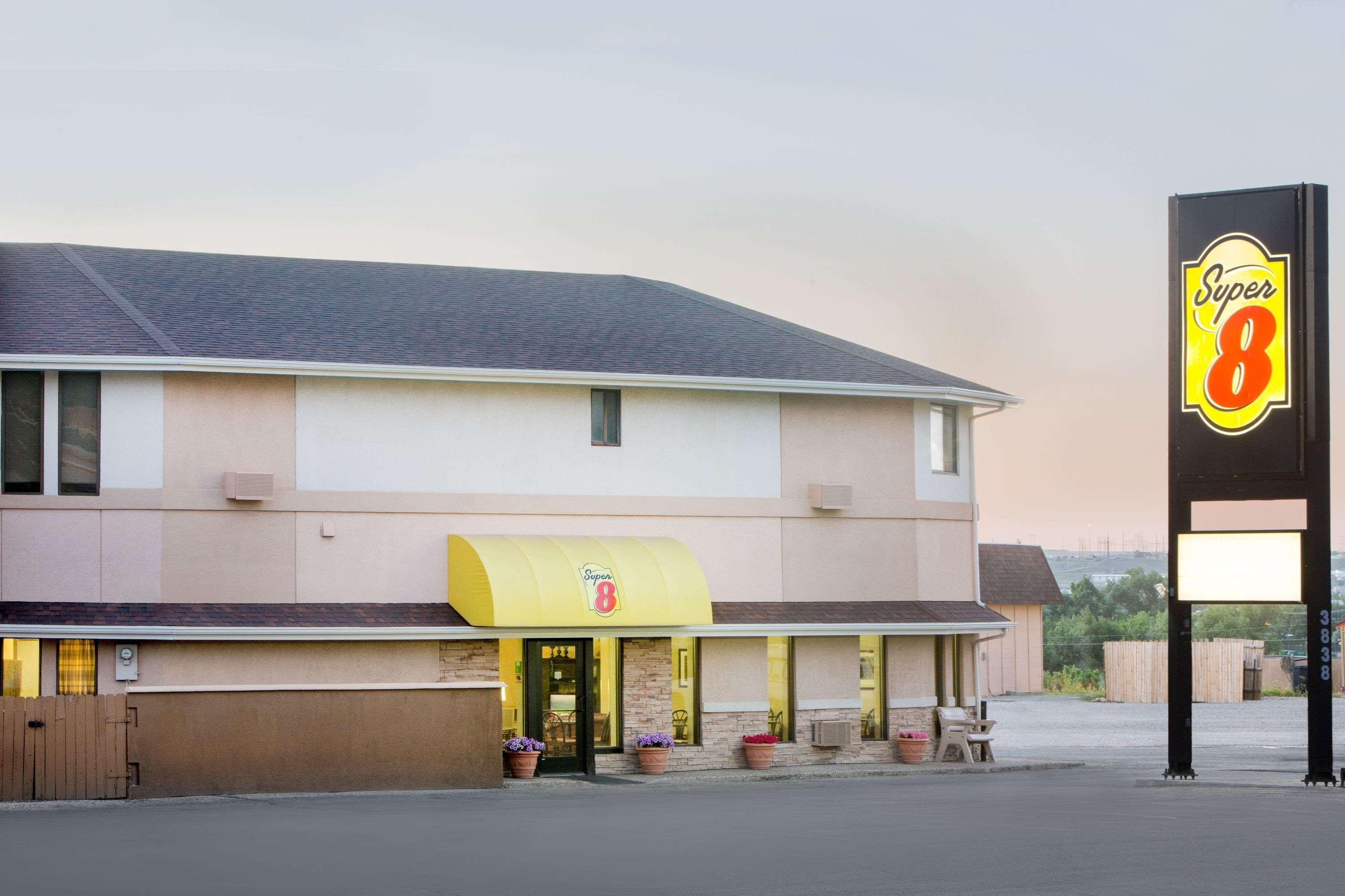 Super 8 By Wyndham Casper West By The River Exterior photo