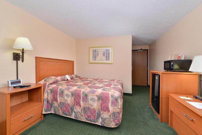 Super 8 By Wyndham Casper West By The River Exterior photo