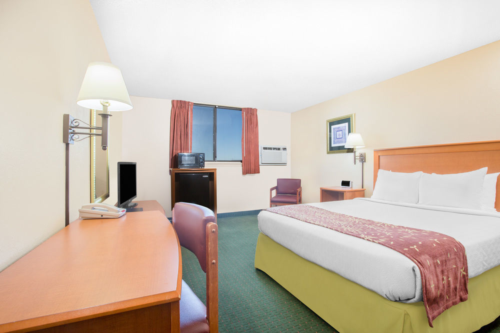Super 8 By Wyndham Casper West By The River Exterior photo